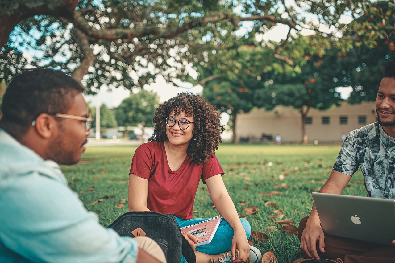 Les avantages du travail temporaire pour les jeunes diplômés